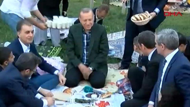 Erdoğan yer sofrasına oturdu, vatandaşlarla iftar yaptı