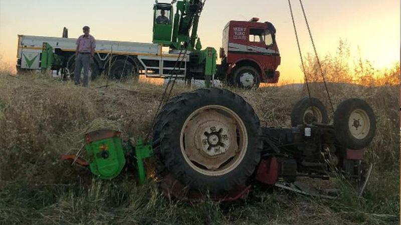 Devrilen traktörün altında kalan şoför hayatını kaybetti