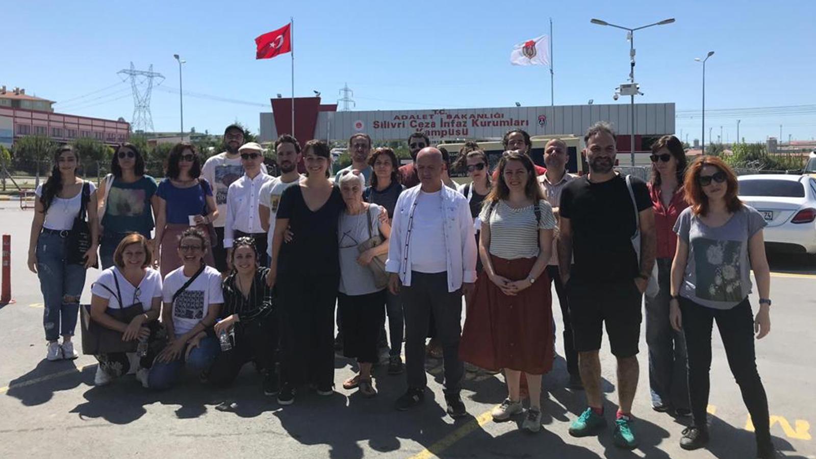 Gezi davasının ikinci tutuklu sanığı Yiğit Aksakoğlu için Silivri Cezaevi önünde doğum günü kutlaması