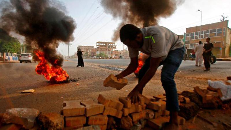 Sudan'da ordu, sivil yönetim talep eden protestoculara ateş açtı: 12 ölü