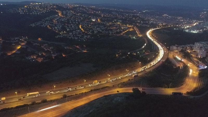 Kocaeli'de dönüş yoğunluğu; trafik durma noktasına geldi 