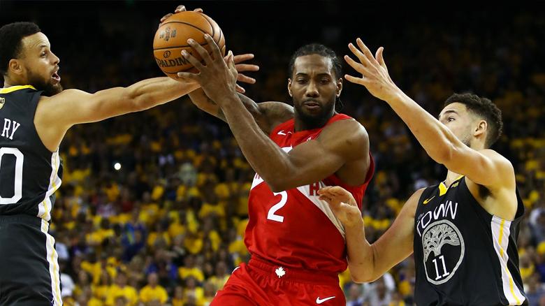 Warriors'u deplasmanda mağlup eden Toronto Raptors, ilk şampiyonluğuna çok yakın