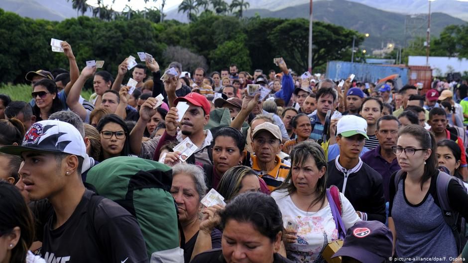 On binlerce Venezuelalı Kolombiya’ya akın etti