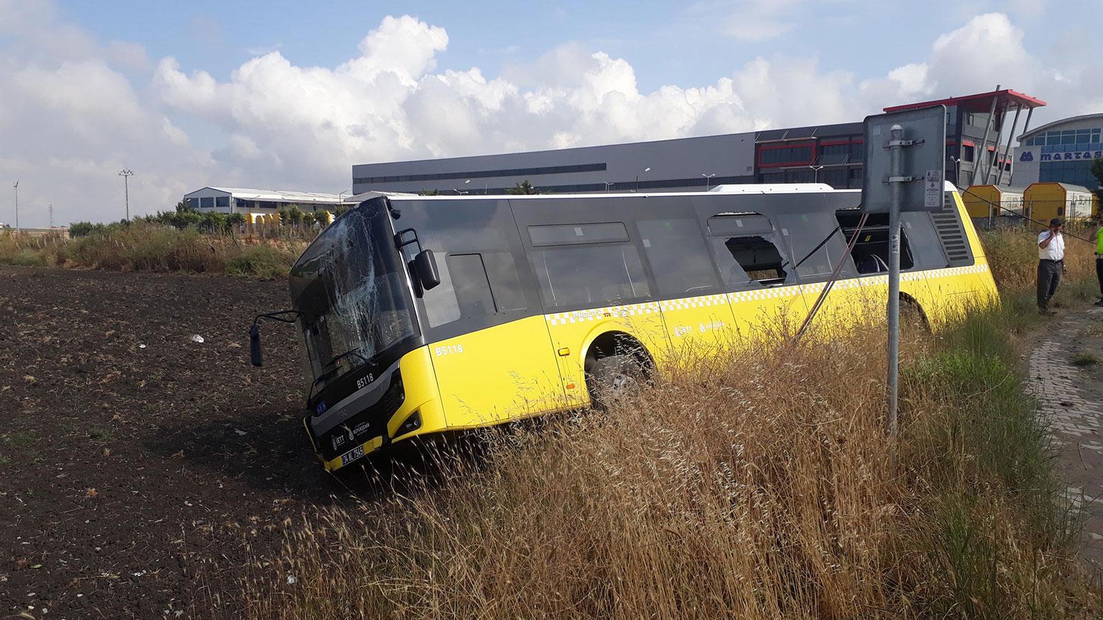 Arnavutköy'de otobüs tarlaya girdi: 2 yaralı