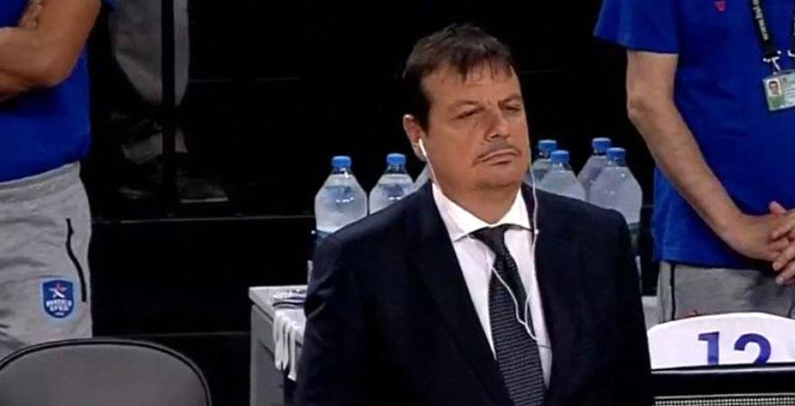 Ergin Ataman, sahaya kulaklıkla çıktı