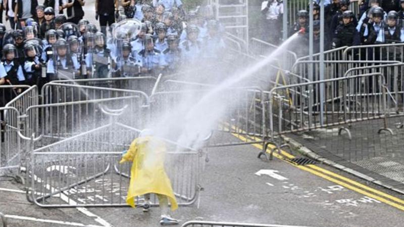 Hong Kong'da protestocular devlet binalarına giden yolları engelledi, polis biber gazıyla karşılık verdi