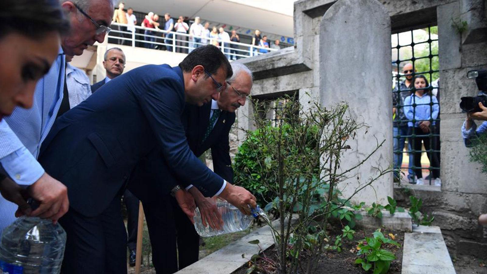 Kılıçdaroğlu ve İmamoğlu İBB'nin ilk Başkanı Hızır Bey'in mezarını ziyaret etti