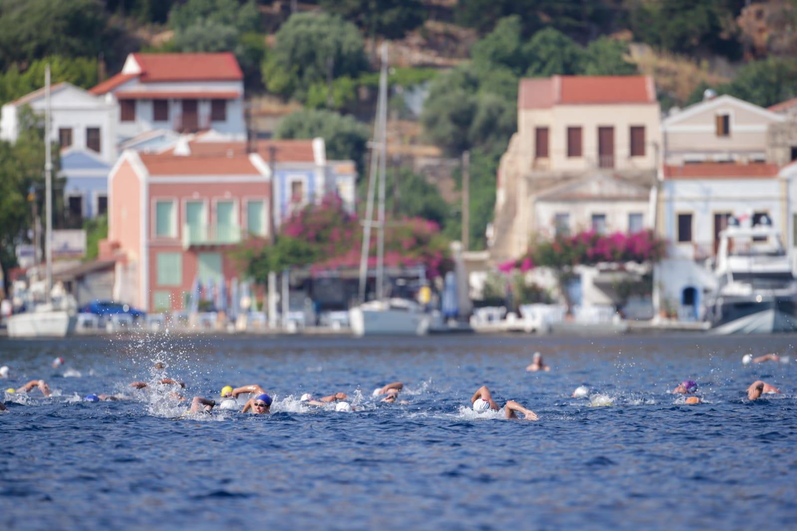 12 ülkeden 180 sporcu Yunanistan'dan Türkiye'ye barış için kulaç attı