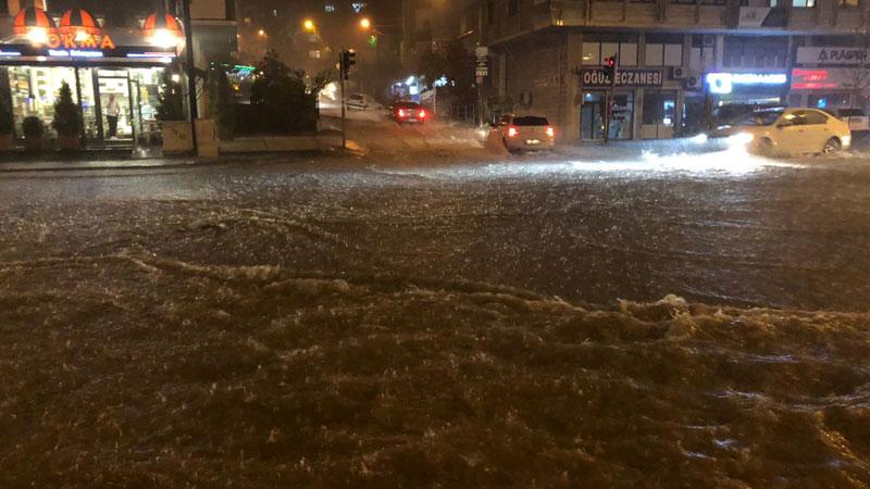 Meteoroloji 'sarı alarm' vermişti; şiddetli yağış başladı, ulaşım durdu