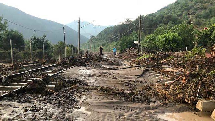 İstanbul-Ankara seferini yapan Yüksek Hızlı Tren heyelan sebebiyle hizmet dışı kaldı, kaza önlendi 