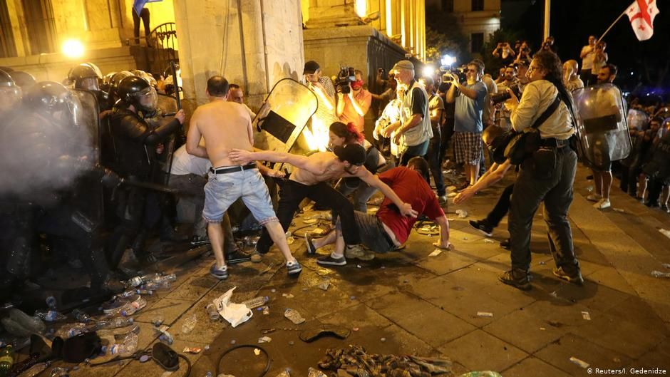 Gürcistan'da parlamentoya girmeye çalışan göstericilerle polis çatıştı