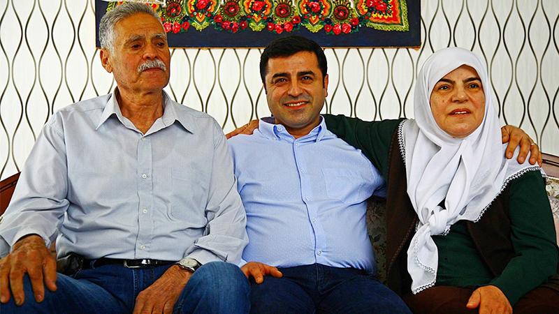 Selahattin Demirtaş'ın annesi: Erdoğan Bey korkmasın, oğlumu bıraksın; ona siyaset yaptırmayacağım!