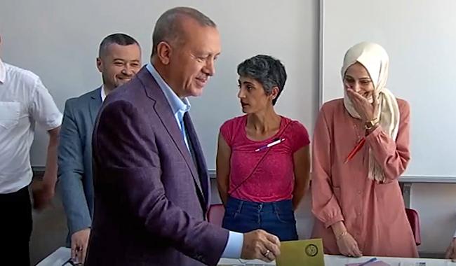 Erdoğan'a bakmayan sandık görevlisi: Dünyaya 180 derece farklı bakıyoruz, aynı yöne bakamazdım