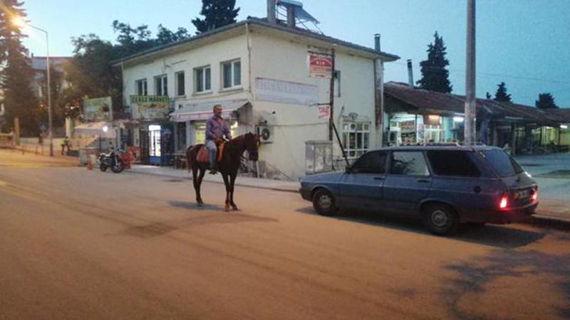 Her akşam ilçeyi atla geziyor