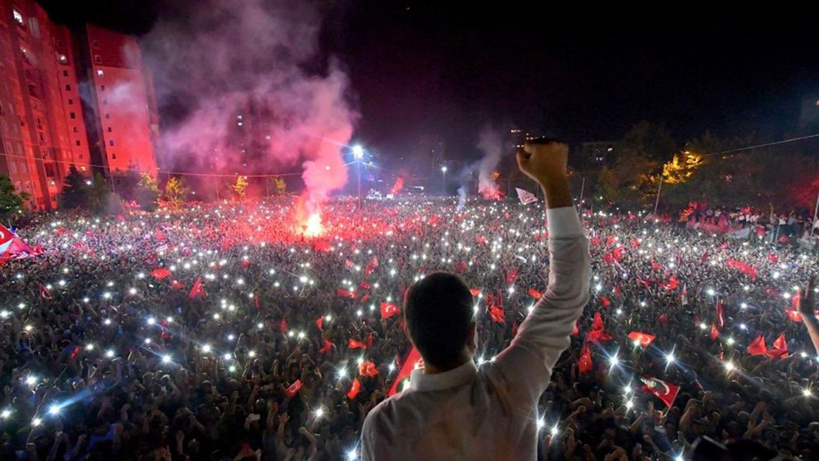 İmamoğlu duyurdu: İBB'de devir teslim töreni yarın yapılacak