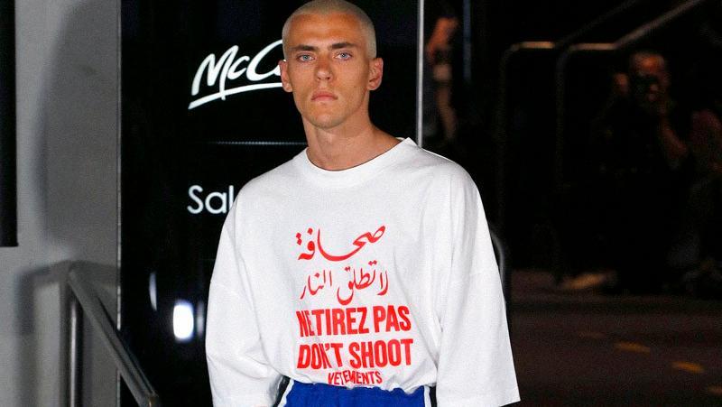 Vetements markasının 'Ateş etme' tişörtünü Lübnan iç savaşında gazeteciler giyiyordu: "Bir bölgenin acıları tahrik ediliyor"