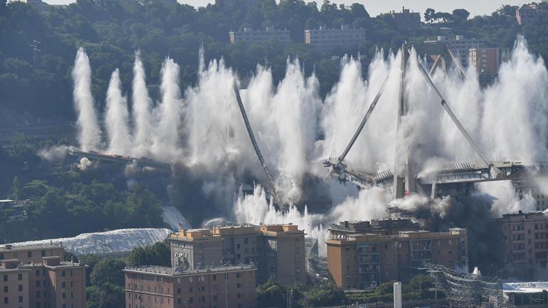 İtalya'da 43 kişinin ölümüne neden olan köprü, kontrollü şekilde yıkıldı