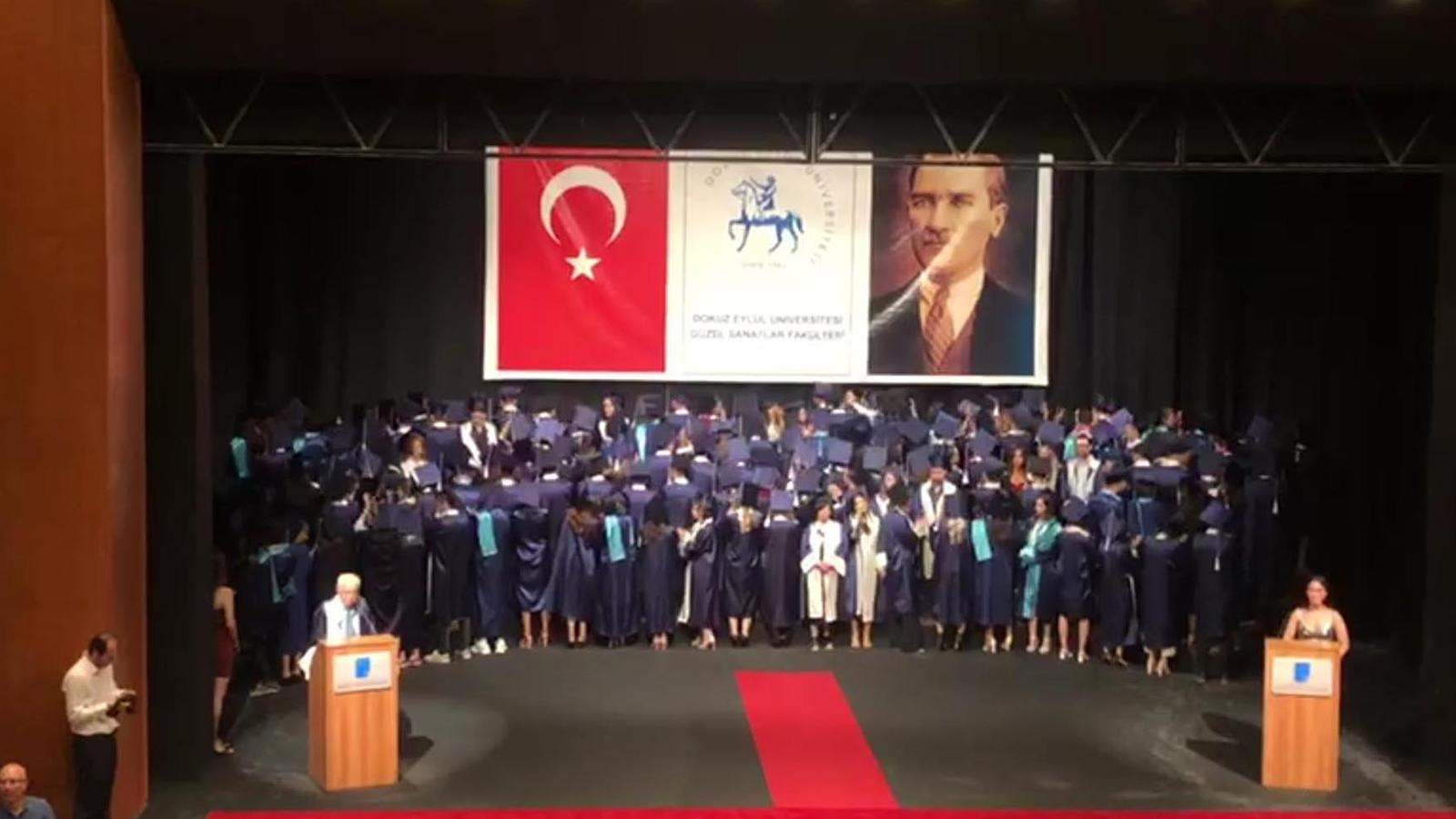 Dokuz Eylül Üniversitesi öğrencileri mezuniyet töreninde dekanı sırtlarını dönerek protesto ettiler