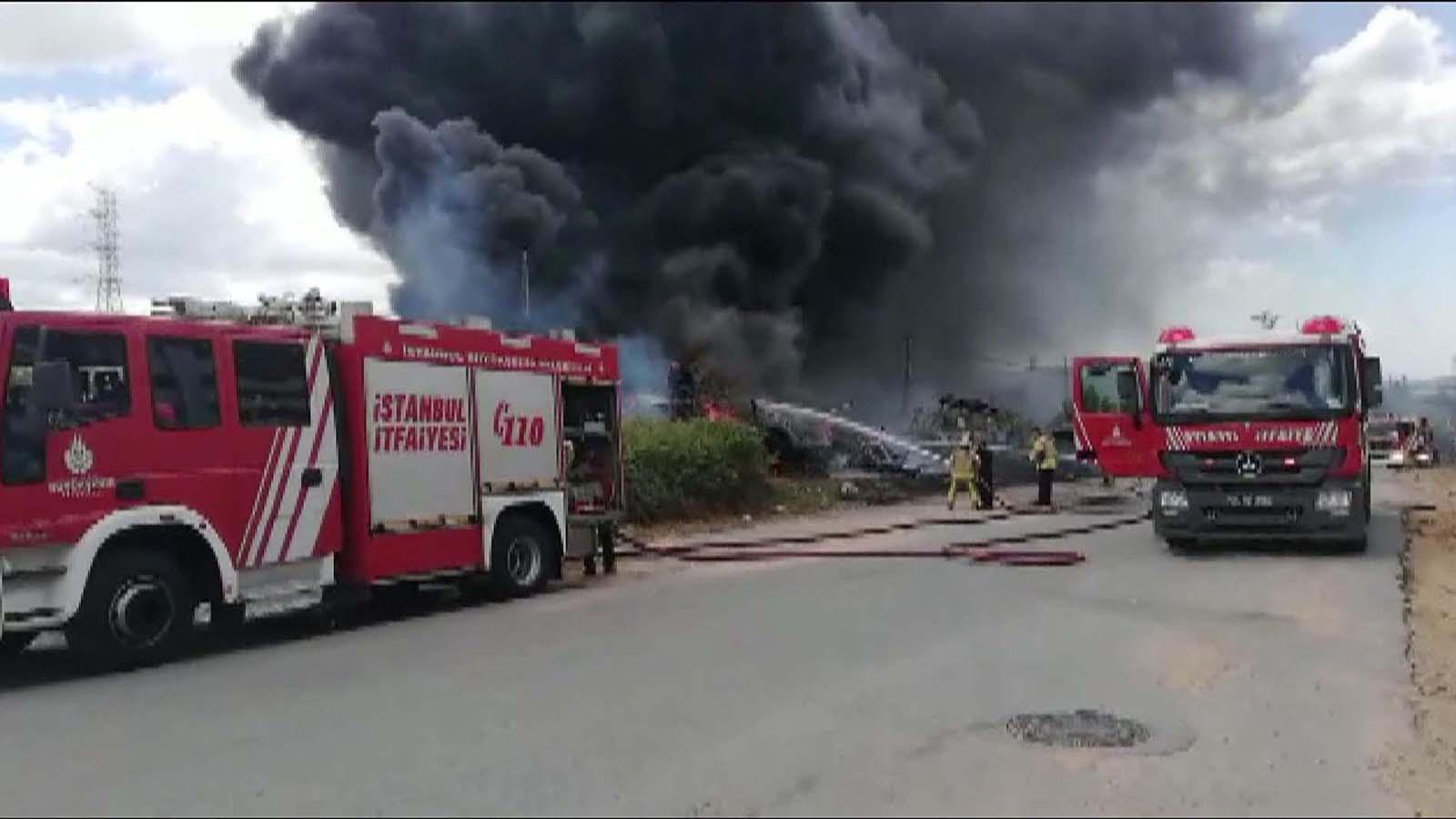 Tuzla'da boş arazideki 3 teknede yangın çıktı