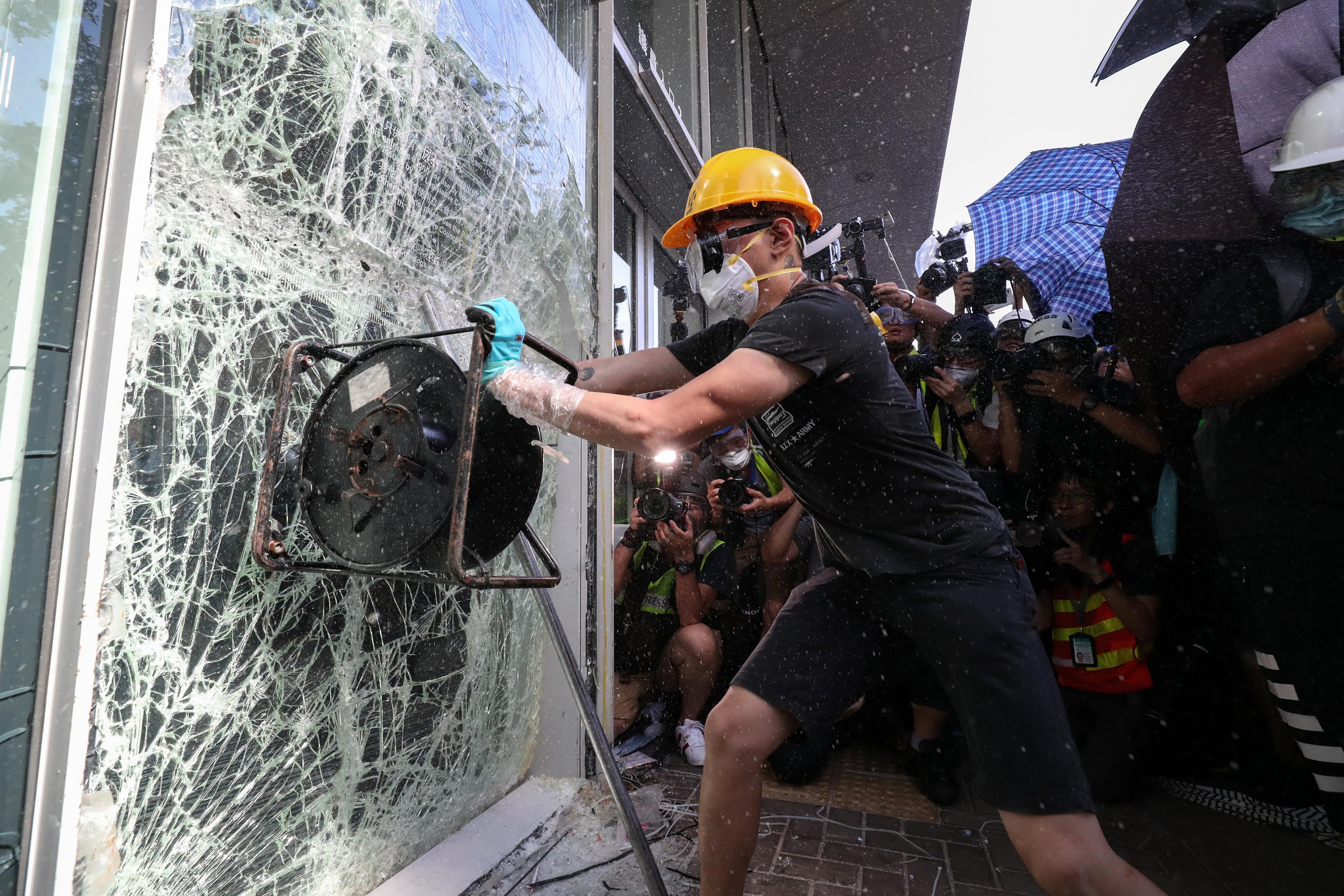 Hong Kong'da protestolar devam ediyor: Meclisin camları kırıldı