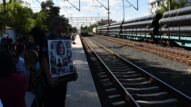 Çorlu tren katliamı'nda yakınlarını kaybeden aileler, Muratlı istasyonunda trenin önünü kesti