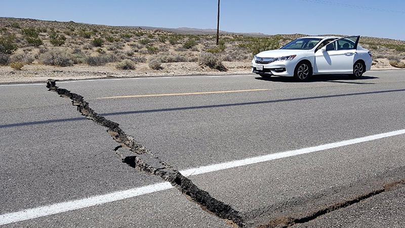 California'da 6.4 büyüklüğünde deprem: Yollar ve binalarda çatlaklar meydana geldi