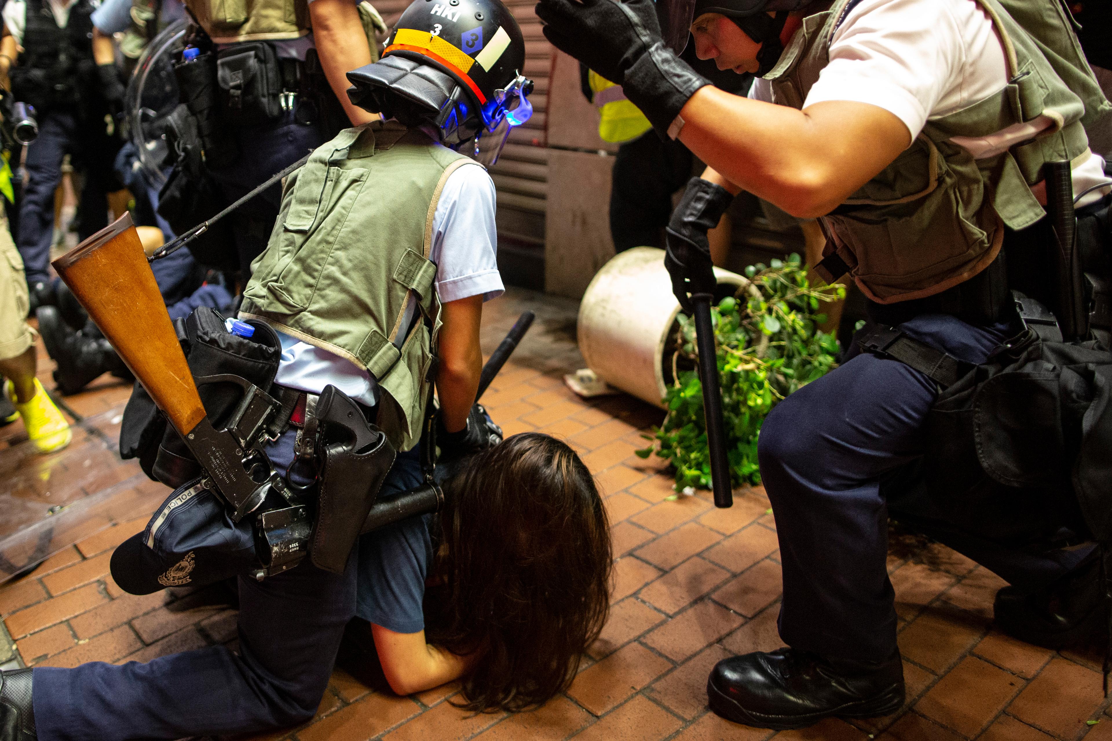 Hong Kong'da protestocular Çinli turistlerin dikkatini çekmeye çalışıyor