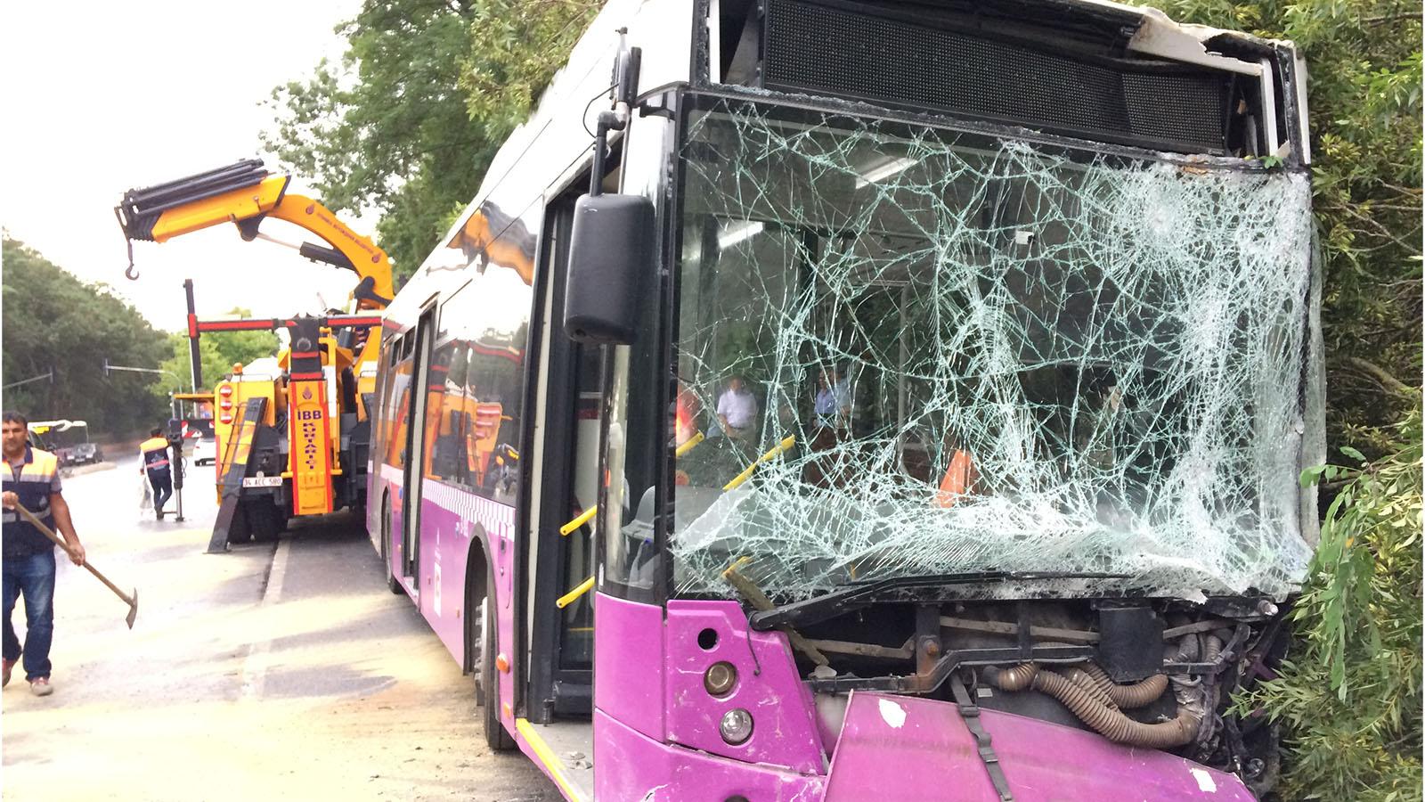 Sarıyer'de belediye otobüsü duvara çarptı