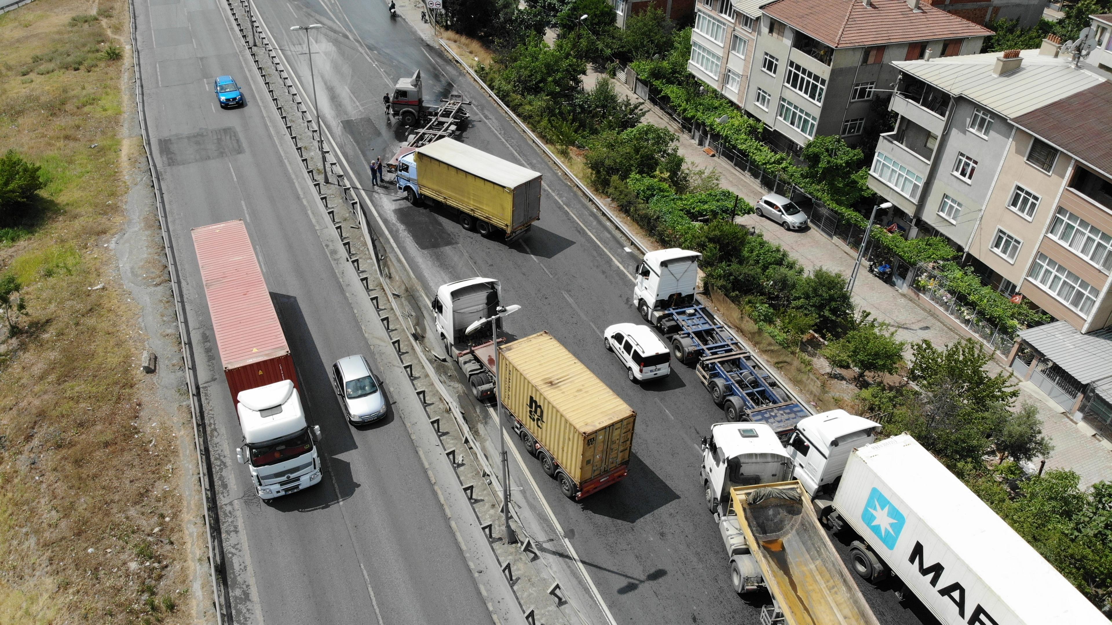 İstanbul'da TIR bariyerlere çarptı, mazotu yola döküldü