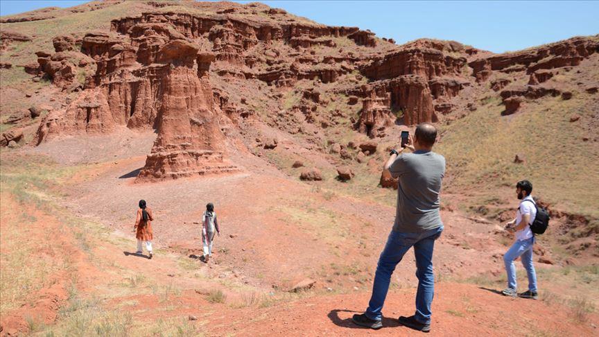 Turistlerin yeni gözdesi "Doğu'nun Kapadokyası" Kırmızı Periler Diyarı