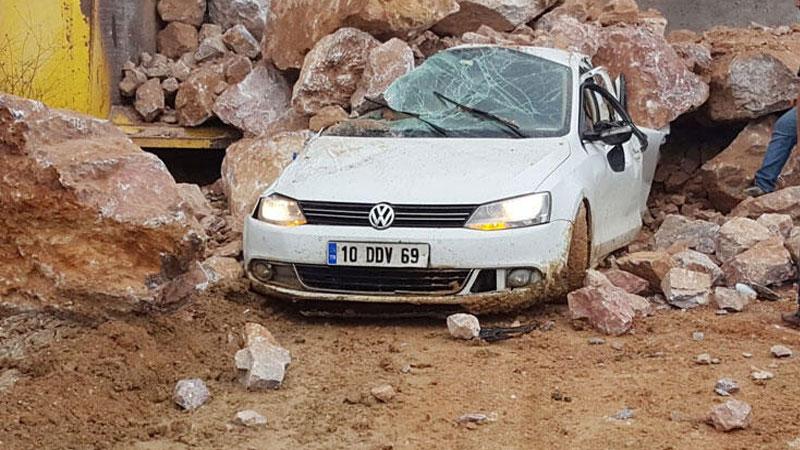 Sürücü, kamyondan dökülen kayaların altında kaldı