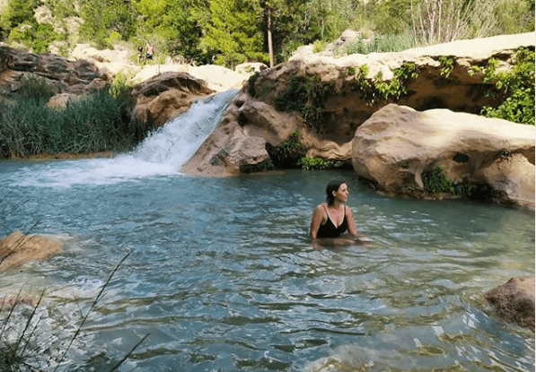 Sosyal medyada paylaşmak için fotoğraf çektirdikleri göl kimyasal çıktı