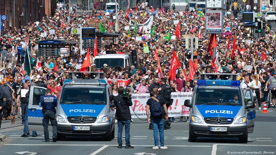 Karşı protesto aşırı sağcıları vazgeçirdi