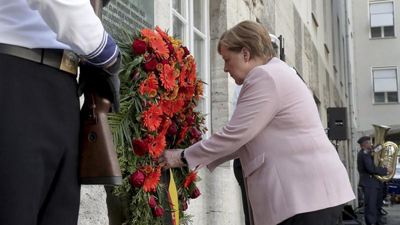 Merkel, Hitler'e suikast girişiminin 75. yıldönümünde Nazi hükümetine direnenleri andı: Popülizm ve ırkçılığa karşı çıkmalı, onlardan ilham almalıyız