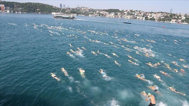 İstanbul Boğazı'nda kıtalararası yüzme yarışı başladı