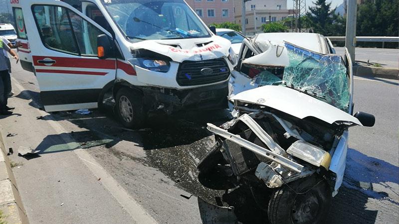 Hasta taşıyan ambulans, otomobille çarpıştı: 2 ölü, 1 yaralı