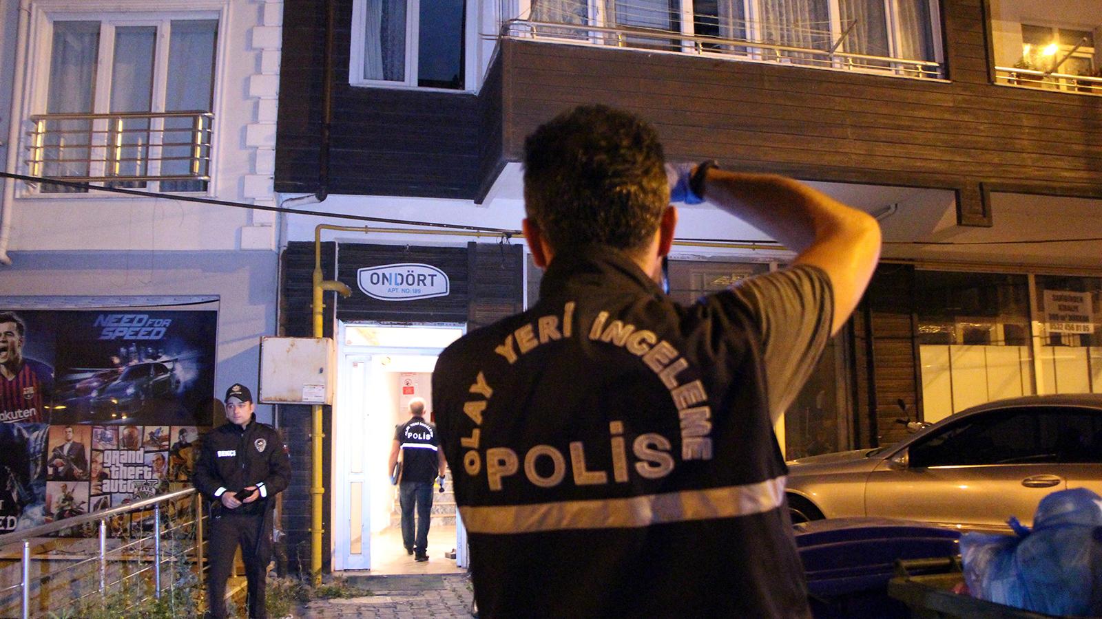 Meslekten ihraç edilen 26 yaşındaki polis, ellerinde boks eldiveniyle yaşamına son verdi