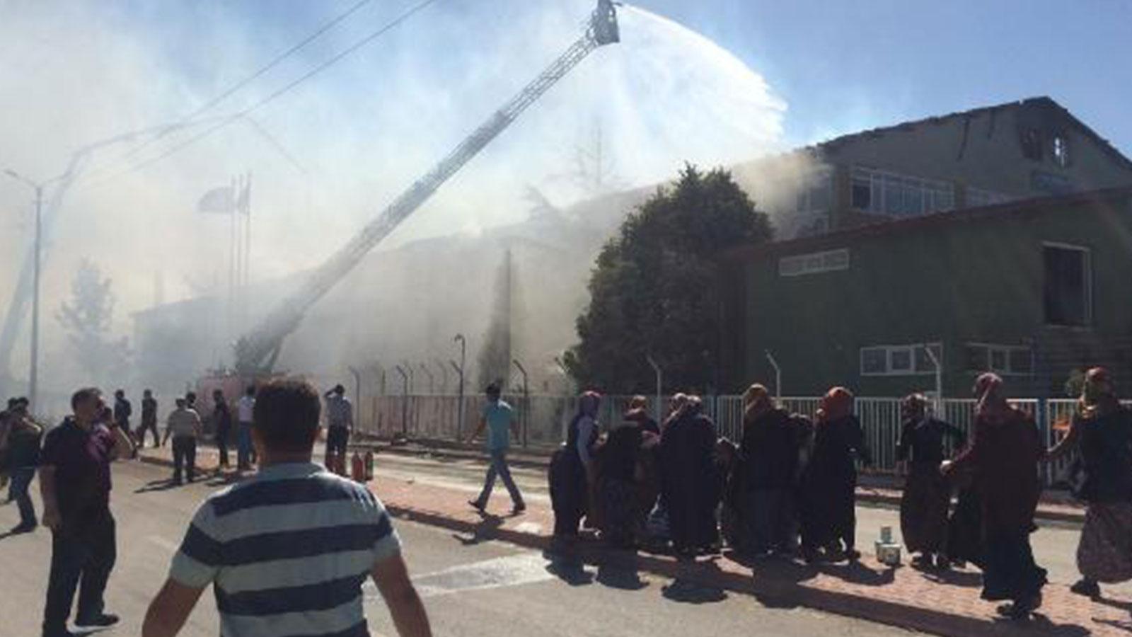 Konya'da silah fabrikasında yangın: Patlama riskine karşı çevredekiler uzaklaştırıldı