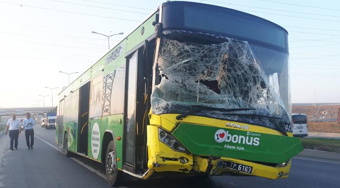 İETT otobüsü minibüse çarptı: 1’i ağır, 6 yaralı