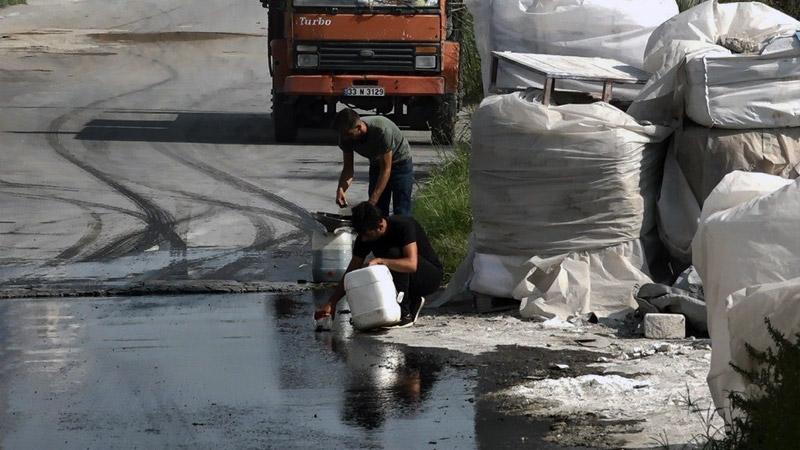 8 ton mazot yüklü tanker devrildi; akan mazotu görenler bidonla geldi