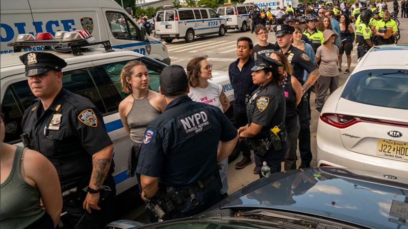 New York'ta 100 protestocu gözaltına alındı