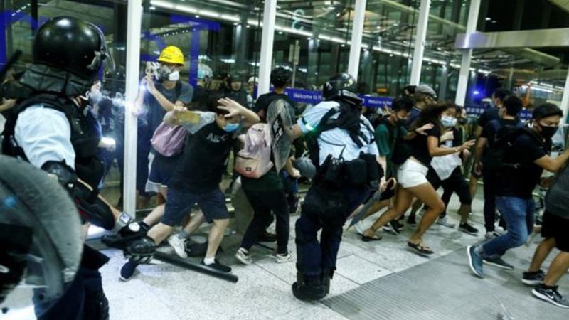 Hong Kong'da protestolar: Havalimanı polis müdahalesinin ardından açıldı