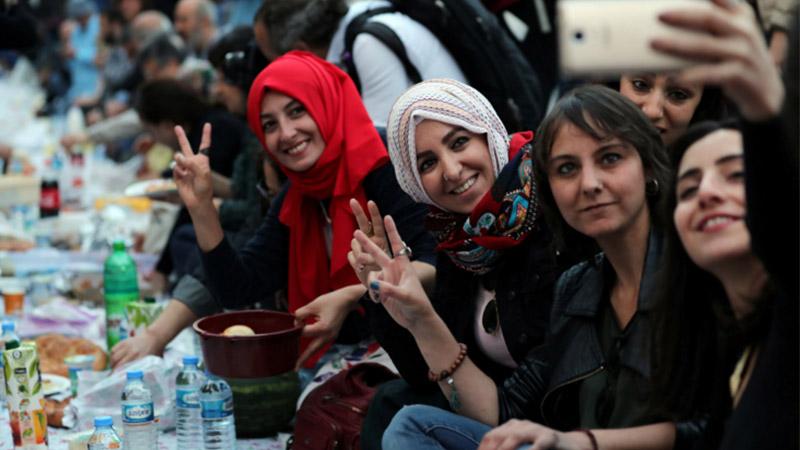 Yeni Şafak yazarı: Gençler gidiyor, gidenler dönmek istemiyor; birinci sebebi de ifade özgürlüğünün olmadığını düşünmeleri