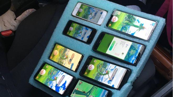 Otoyolda sekiz telefonla Pokemon oynarken yakalandı