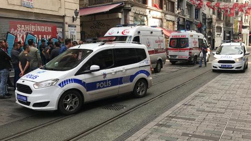 İstiklal Caddesi'nde bir kişi motosikletiyle insanların arasına daldı