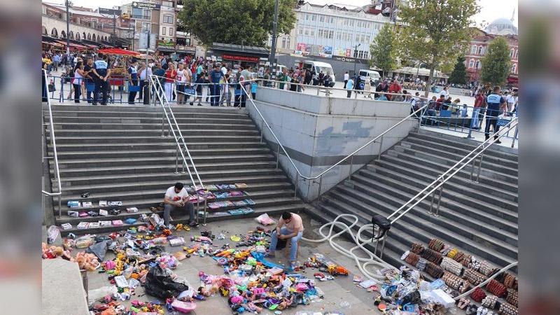 İBB yetkilileri, sağanakta zarara uğrayan Eminönü esnaflarını ziyaret etti