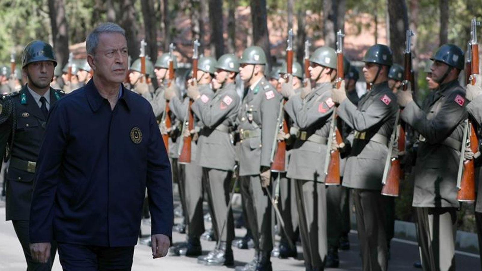 "Hulusi Akar, bakanlık personelinin kendisine 'Komutanım' diyerek hitap etmesini istiyor"