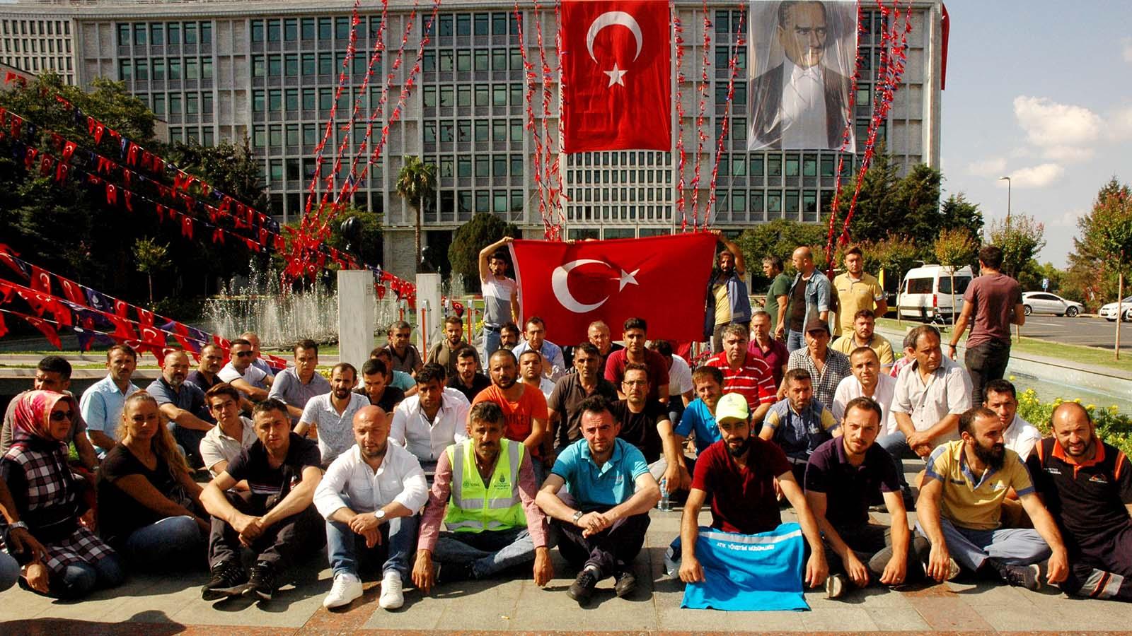 İstanbul Büyükşehir Belediyesi'nde işten çıkarılan işçiler eylemde