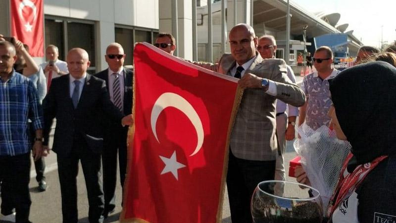 Turhan Çömez, 12 yıl sonra Türkiye'ye döndü