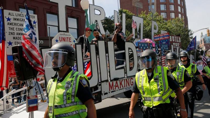 Boston'da 'heteroseksüel onur yürüyüşü' düzenlendi; protestocuların sayısı yürüyüşçüleri beşe katladı